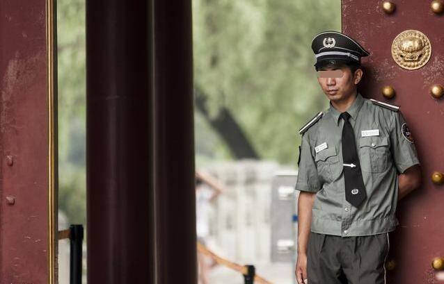 原创老母进城看孙子,被门卫拦住当众羞辱,结果坐进了宝马车里