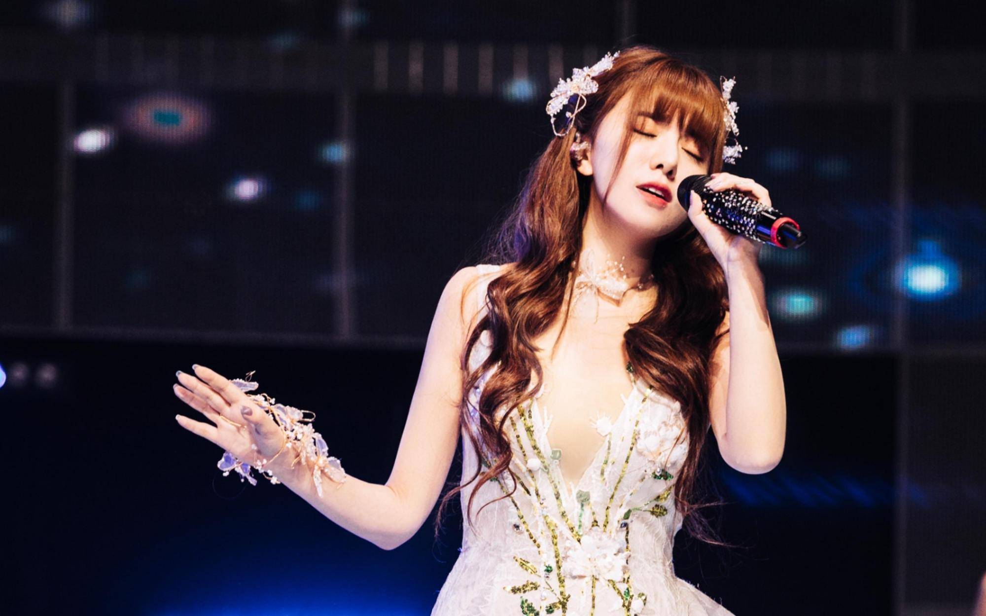 19岁就火爆日本歌坛的女神阿兰,为何既不拼事业,也不谈恋爱?