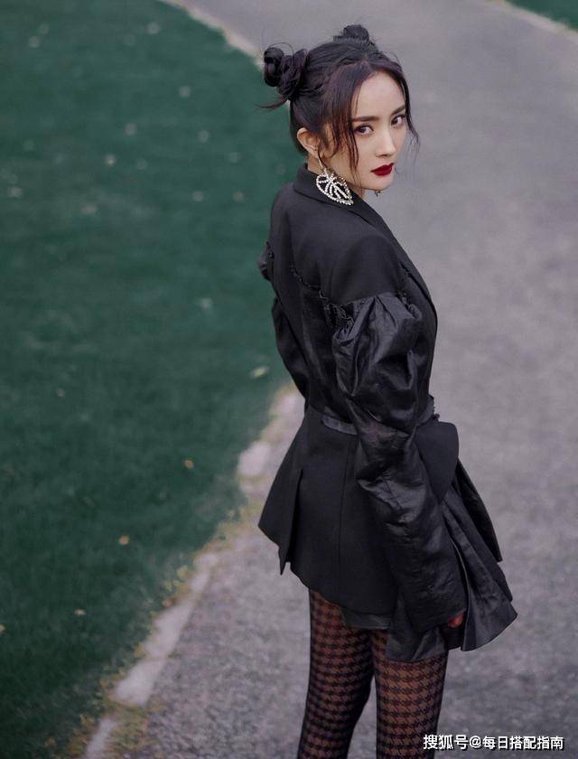 杨幂真是太会穿了,穿西装配黑丝袜性感却不低俗,眼神杀太撩人
