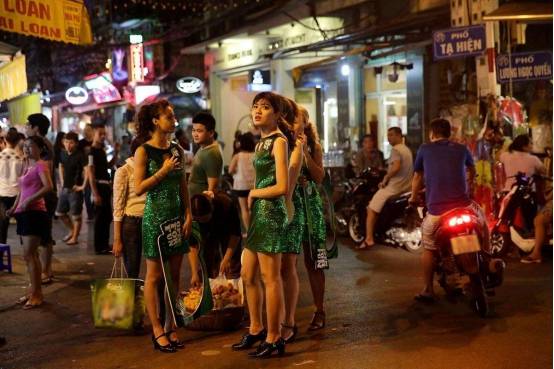 中国游客来越南夜市，只忙着拍照却不买，老板很不理解：真的穷？