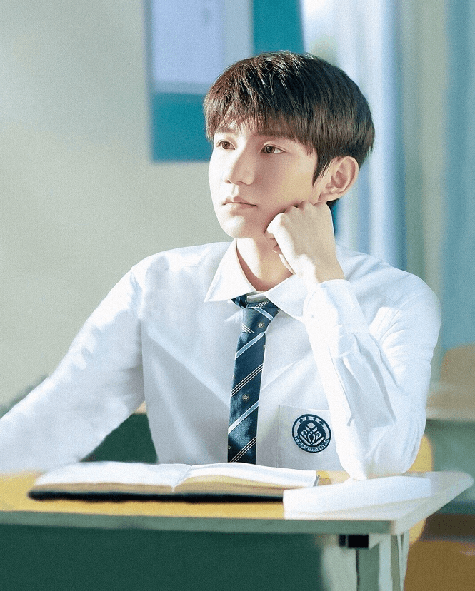 王源"校园写真"来袭,穿校服背书包少年初长成,女粉跪求偶遇