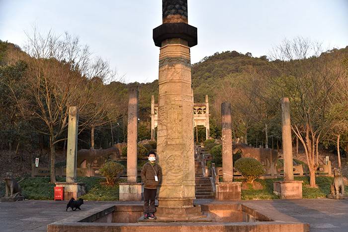 夕阳西下的东钱湖畔南宋石刻公园