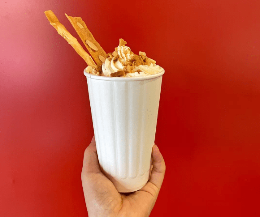 巧克力曲奇:图片来自小红书壹杯旺卡one cup圣诞限定花环泡芙摩卡,是