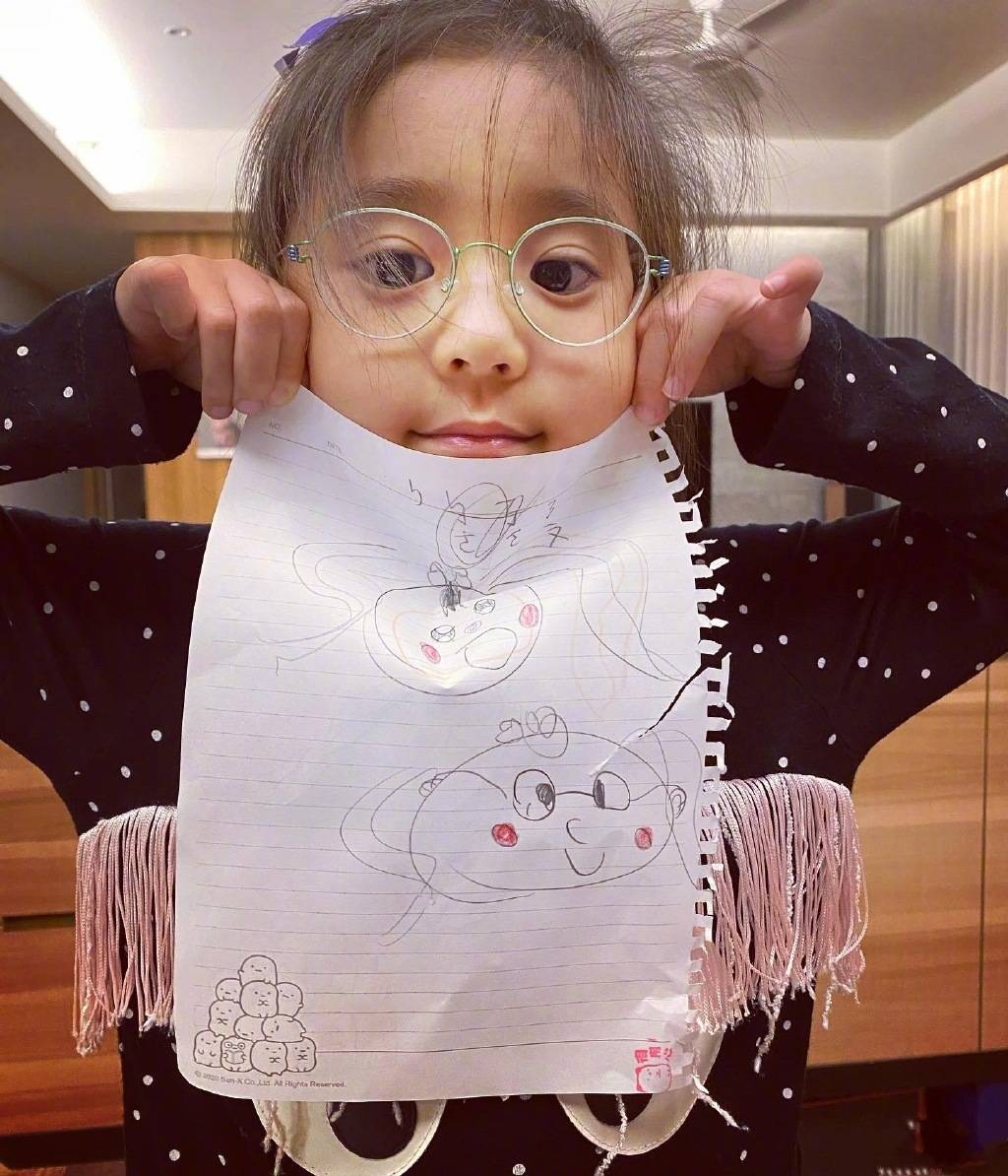 贾静雯晒女儿近照,咘咘戴上眼镜好斯文,原来咘咘两眼出现了问题_眼睛
