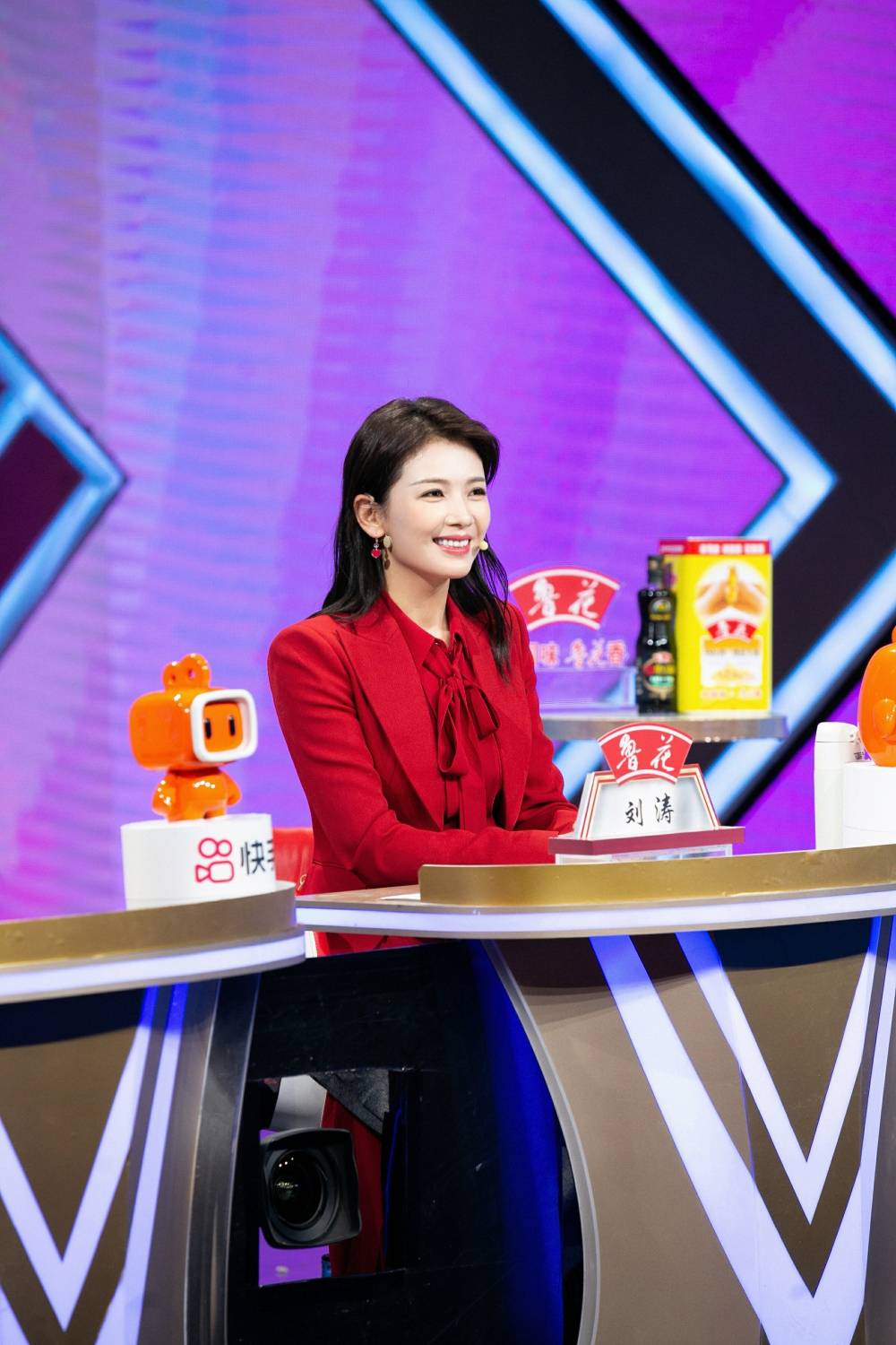 刘涛化身助梦嘉宾亮相直通春晚面容姣好造型美艳女性魅力足