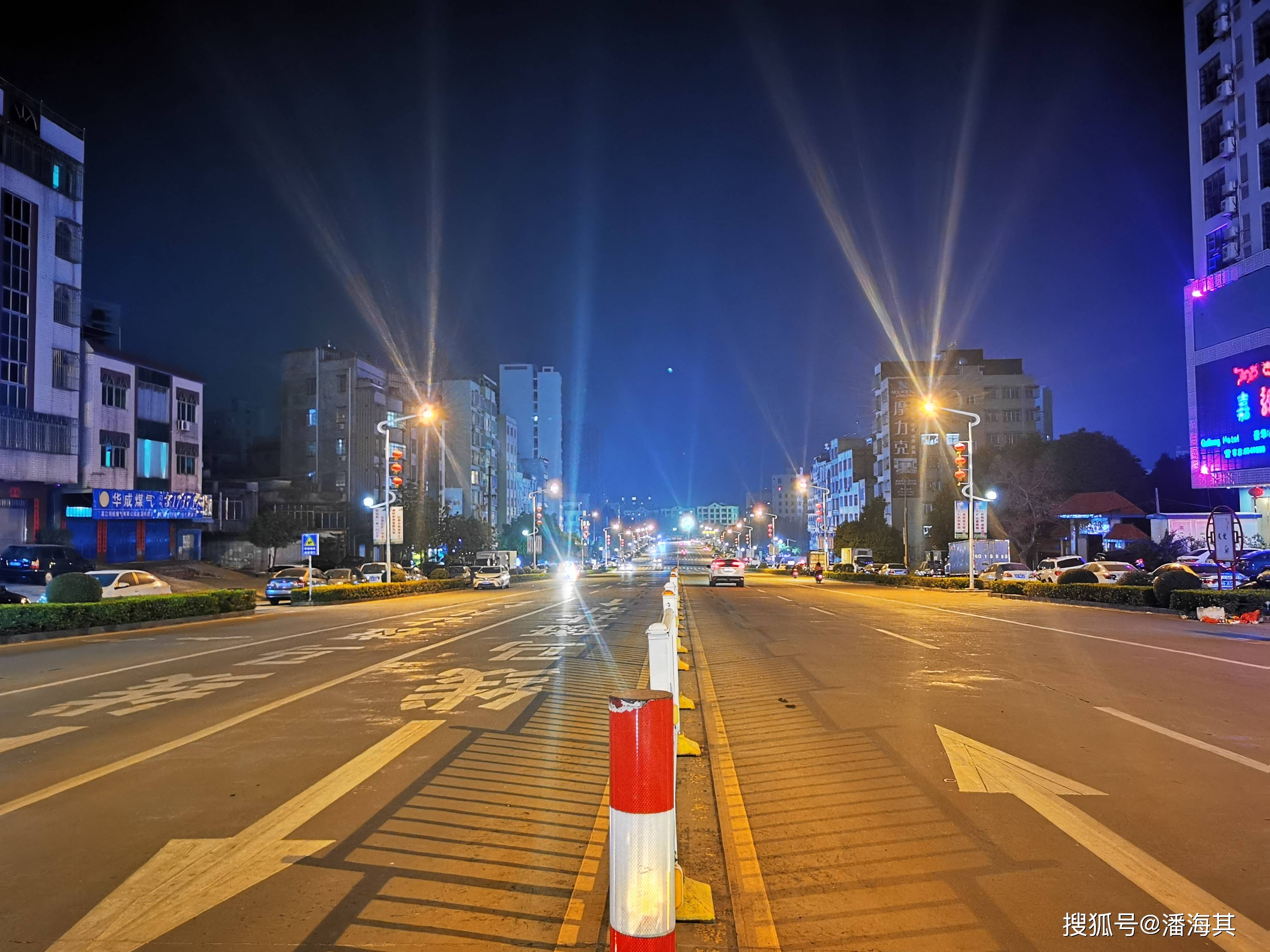 春节临近遂溪县城街头喜挂灯笼迎新年
