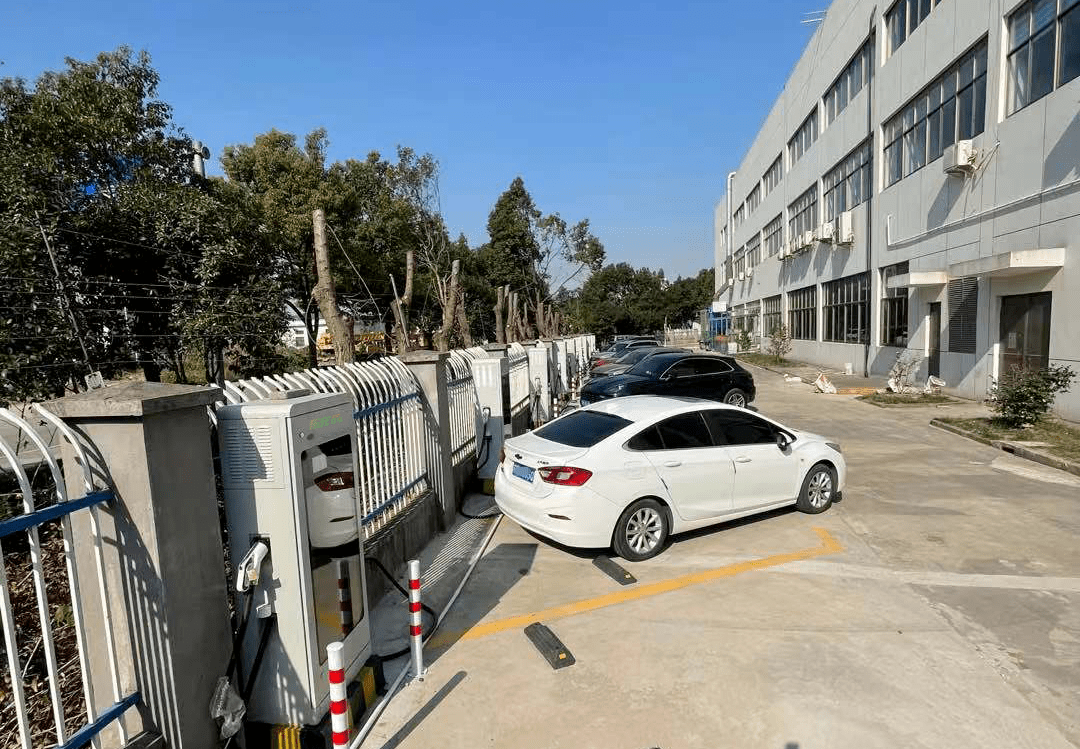 目前,在上海,乐华充电桩遍布各大型商场,写字楼,社区,批发市场,物流