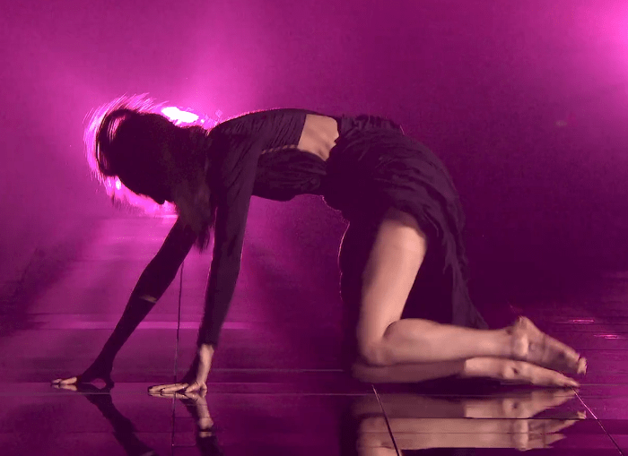 王鸥跳舞造型火了,全网都在羡慕她的皮肤,我却被她的腰线圈粉