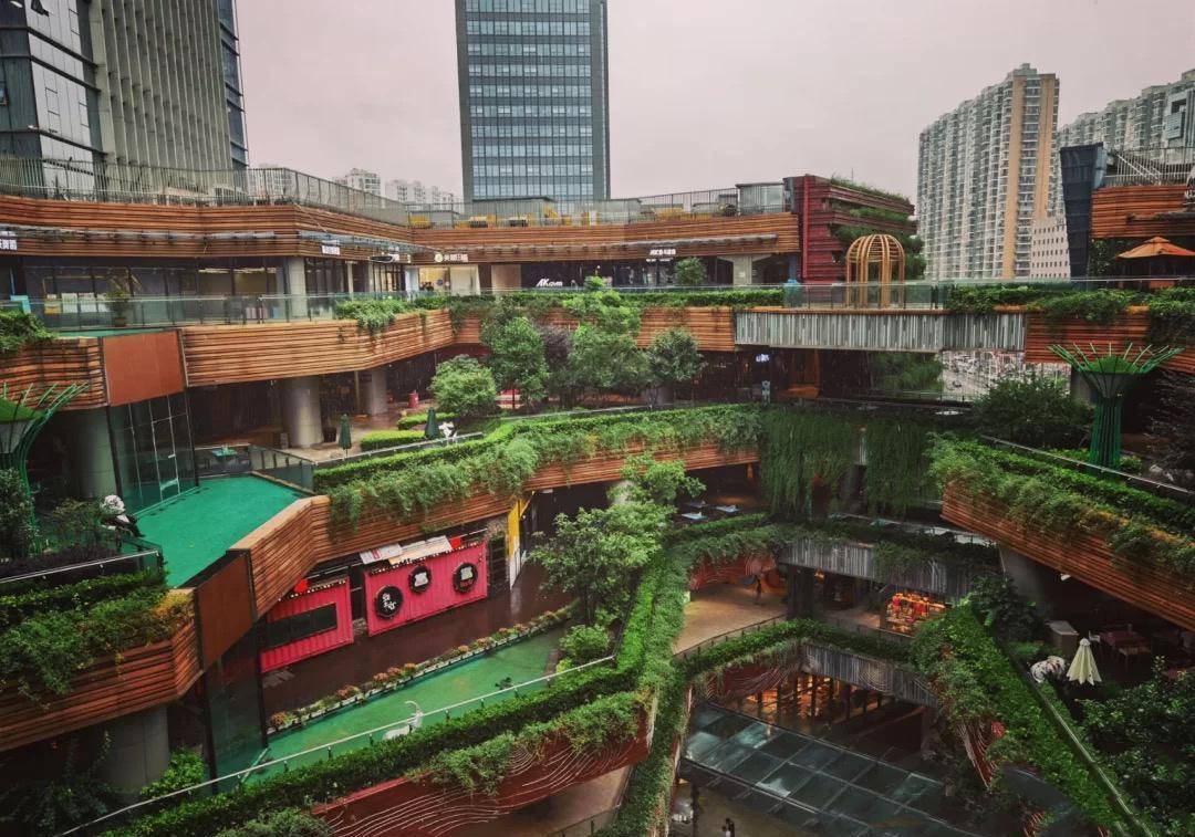 武汉景色绝美的商场，被称作空中花园，游客称逛它太费钱了