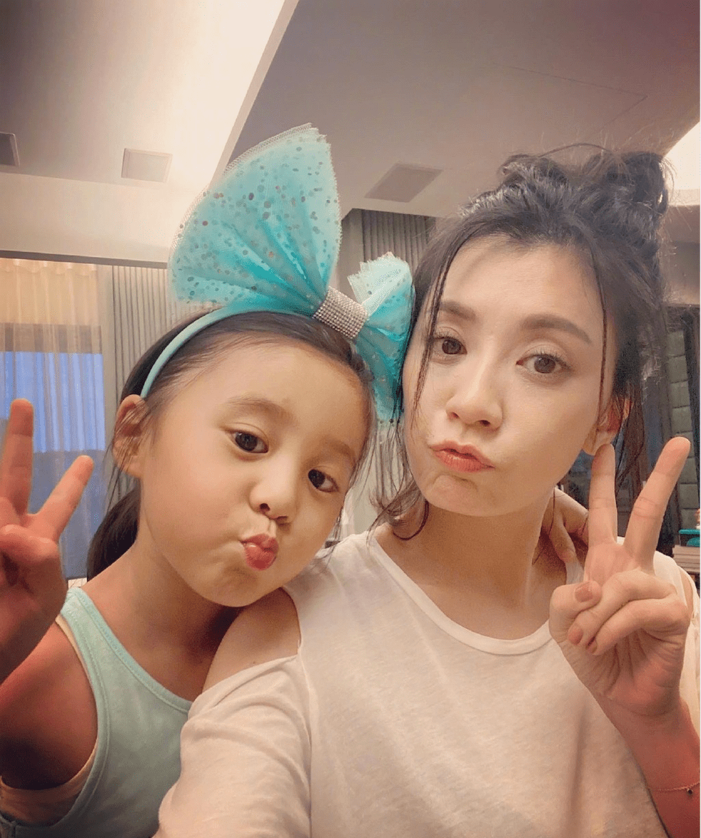 原创贾静雯曝女儿患先天弱视5岁咘咘戴600度眼镜感叹发现及时