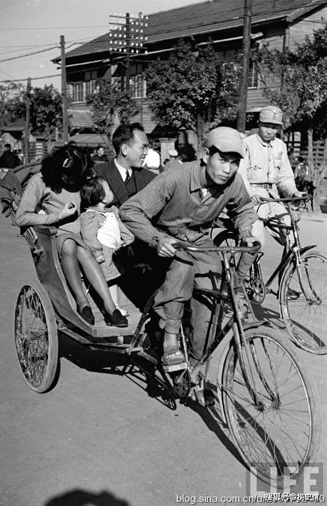 1950年的台湾街景自行车的国军士兵穿着老式军装