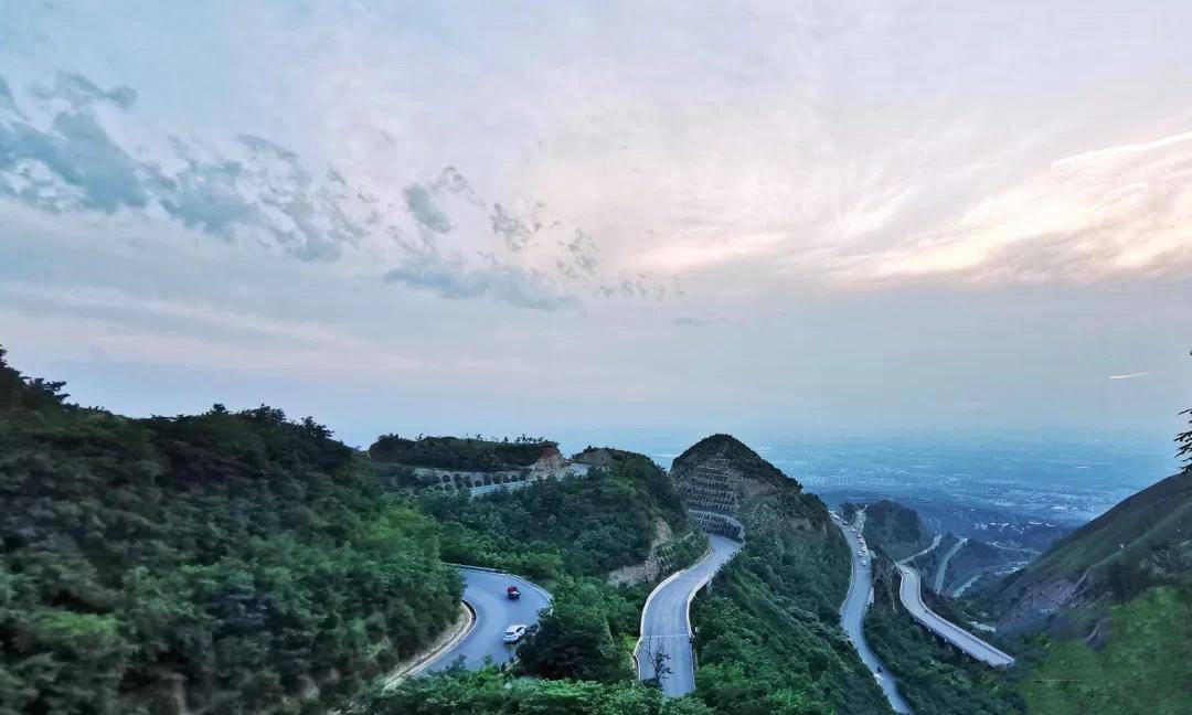 西安有一条环山路，被称为中国秋名山，山顶特设停车通道
