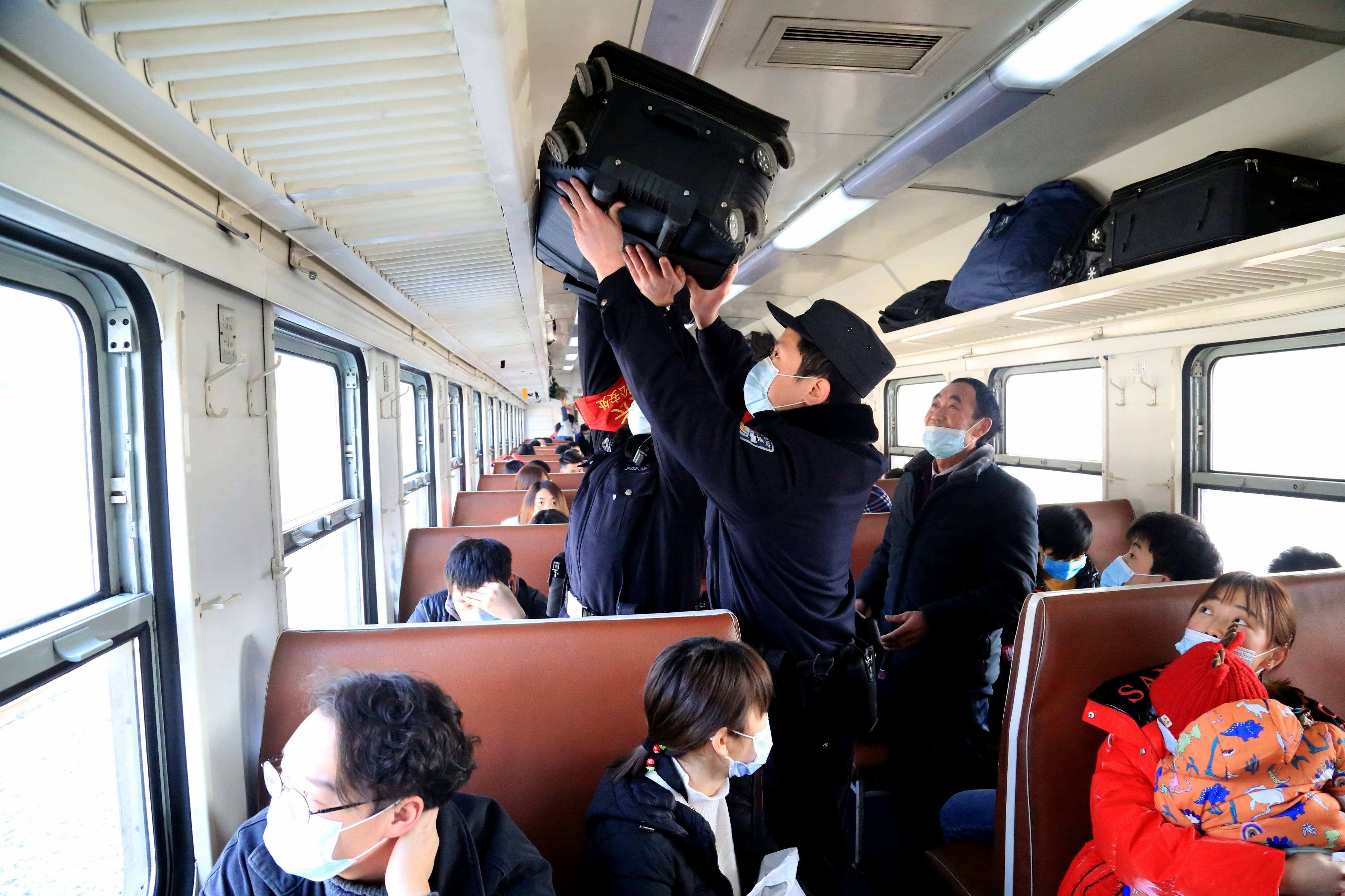 新春走基层:祖孙三代乘警接力护航春运返乡列车