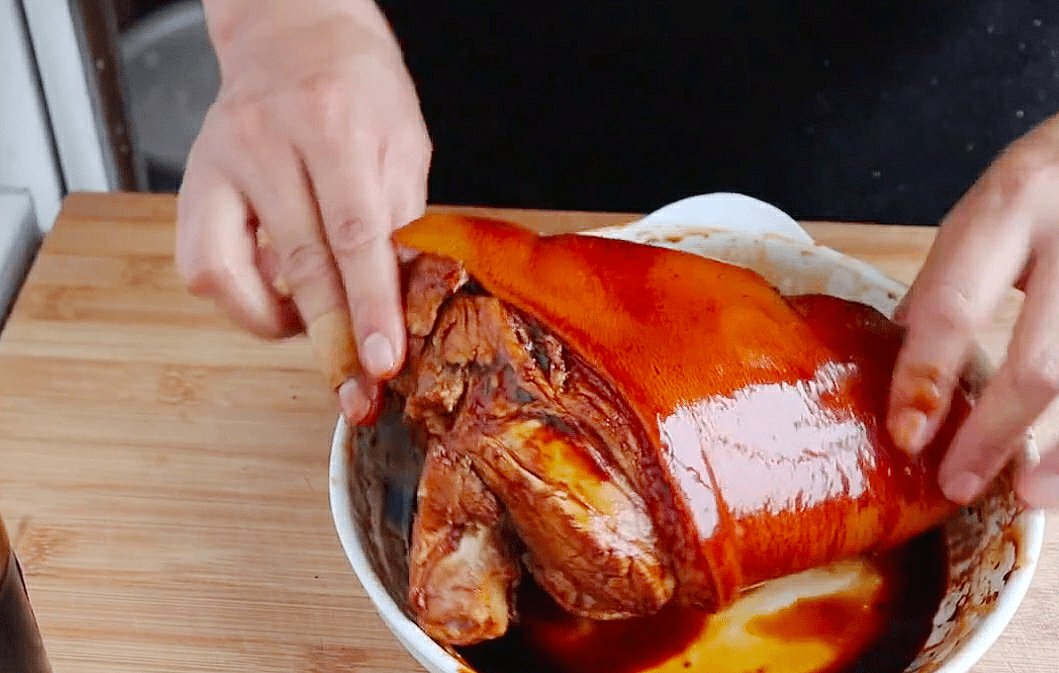 过年吃肘子教你最好吃的做法香嫩软烂肥而不腻看着就流口水