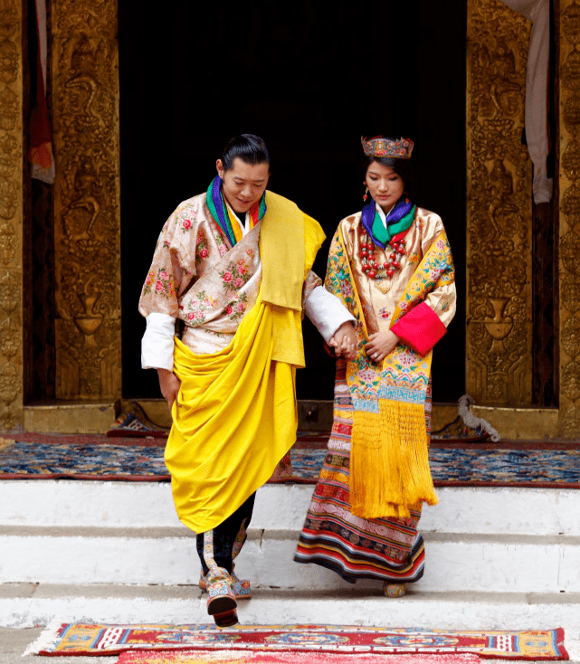 不丹90后王后朴素似路人！雪莲般的气质真高贵，明星脸国王老得快