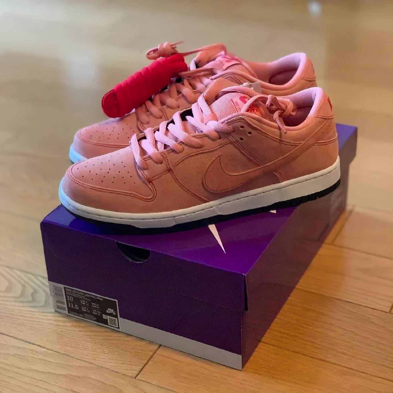 pinkpig首次亮相采用粉色贯穿低筒鞋面