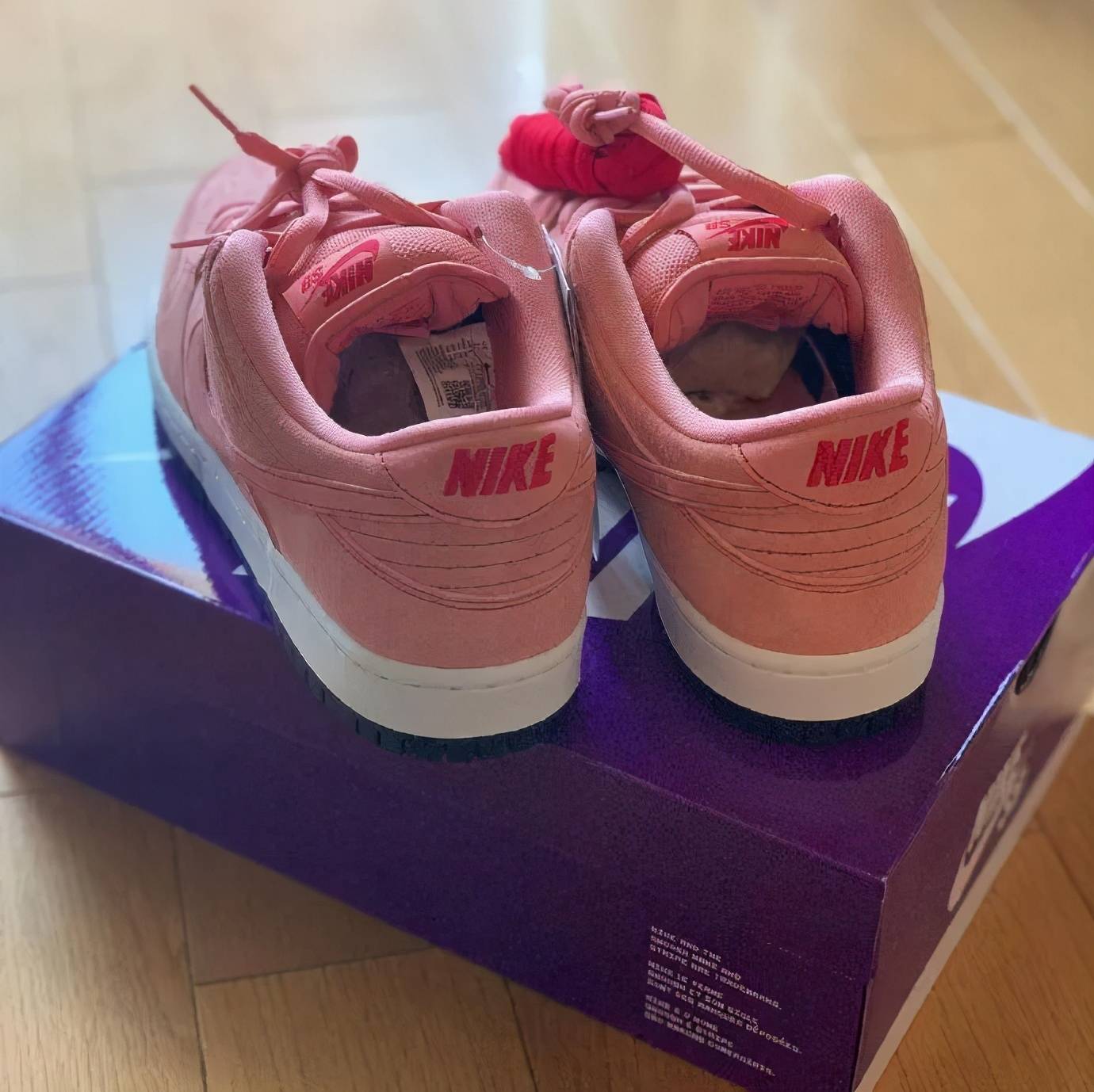 pinkpig首次亮相采用粉色贯穿低筒鞋面