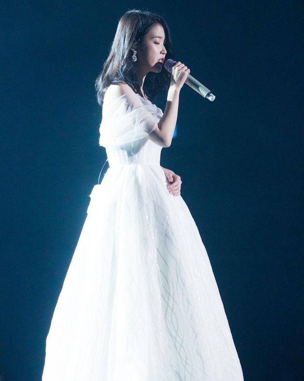 iu新歌《celebrity》横扫各大排行榜,出道12年形象百变,服装也超吸睛