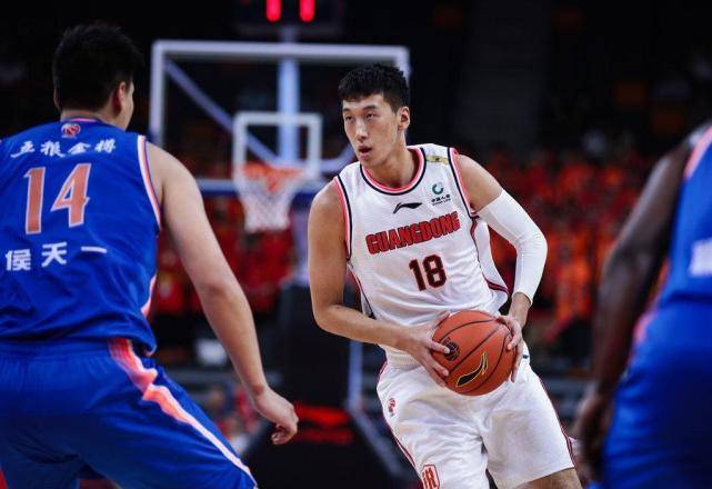 2选1 正牌国手伤病来袭 中国男篮锋线告急 杜锋该如何抉择 翟晓川