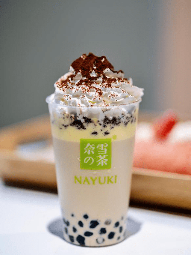 撒上可可粉的动物奶油雪顶,中部混合着香脆的奥利奥,提拉米苏蛋糕酱