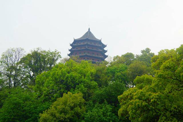 杭州有一处名胜古迹，造型奇特，构思精妙，外观呈现八角形