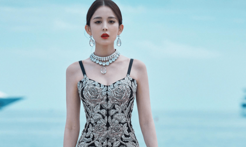 娜扎新剧低机位暴露颜值问题,两个鼻孔的形状不同,整容后遗症?
