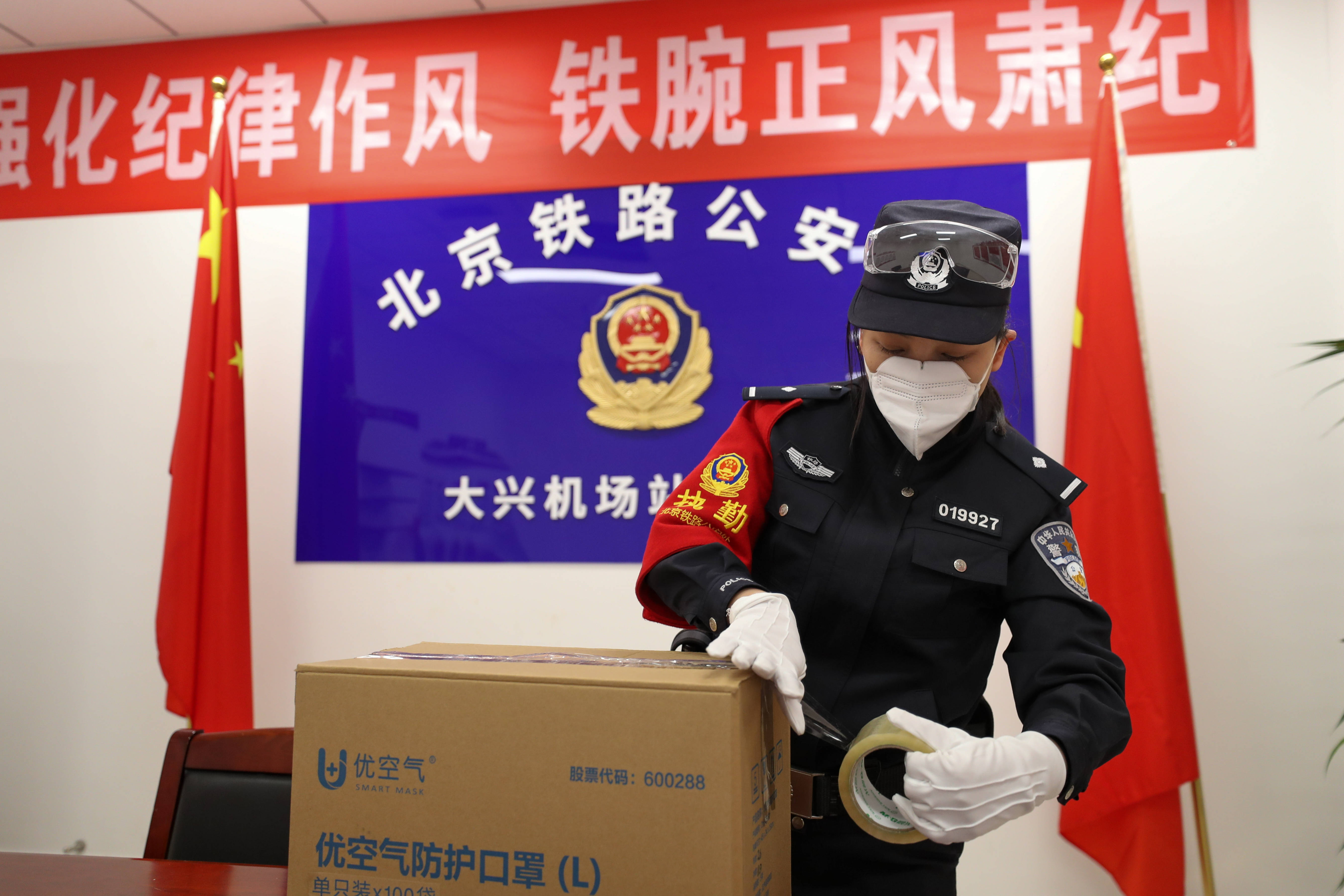 身兼執勤民警的小艾整理好服裝,紮好八大件準備去站臺接c2709次旅客