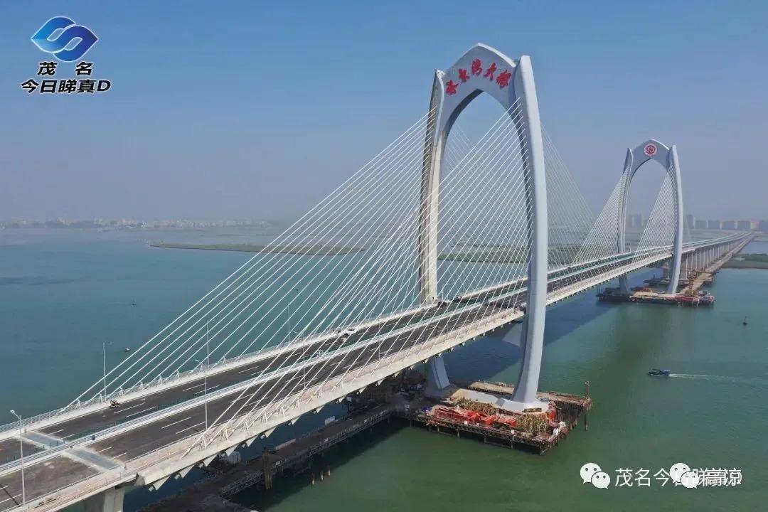 茂名"水东湾大桥"五个大字已经挂上,期待通车