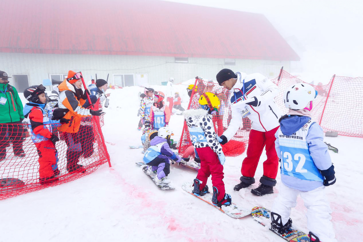 惊艳雪场！全成都最会滑雪的少年都集结在这儿了