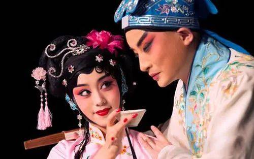 实验戏曲中阎惜姣扮相《知心客》所讲的就是宋江带着招文袋,来到阎