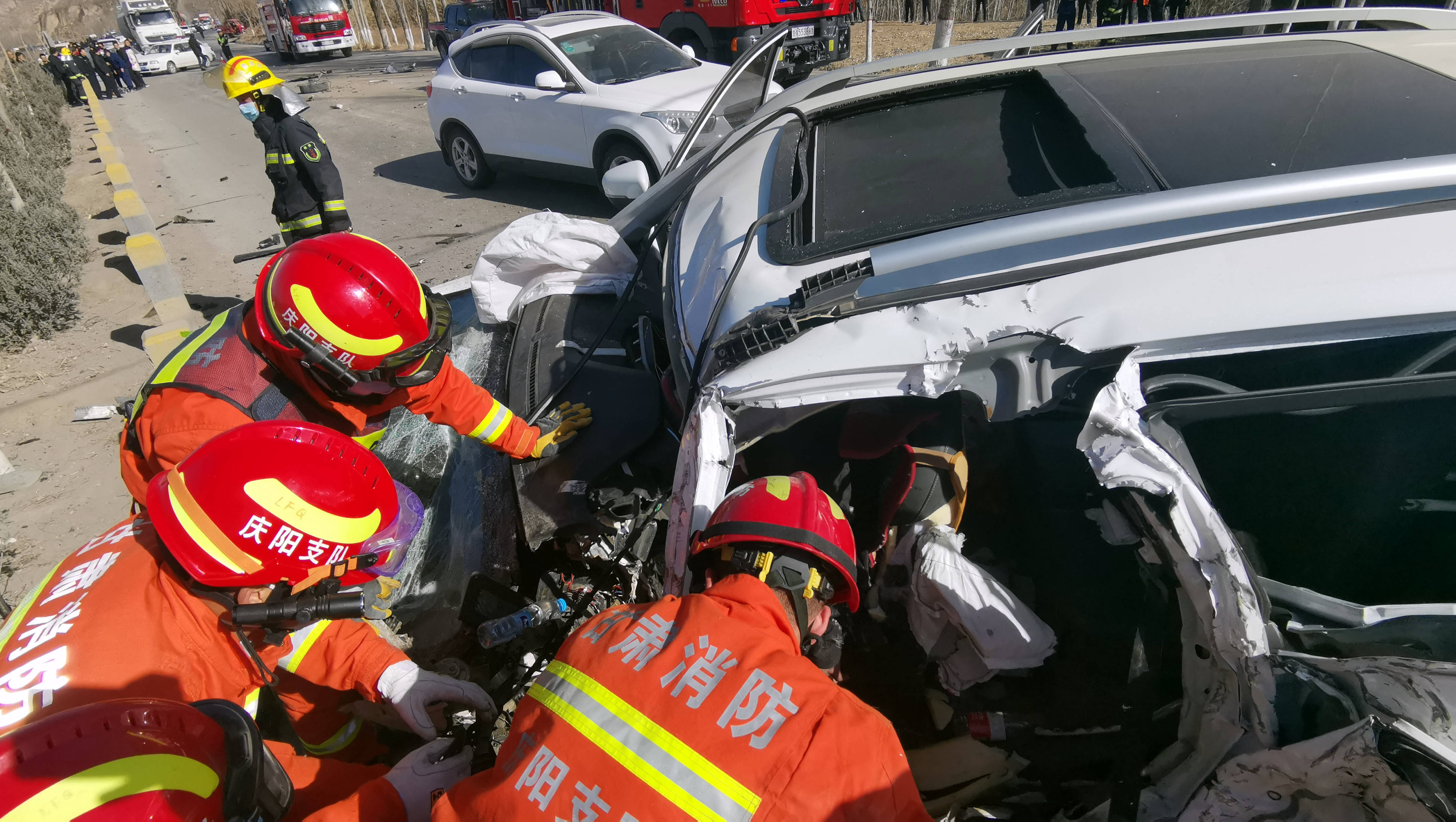 甘肃庆阳:211国道突发车祸驾驶员被困 消防紧急救援