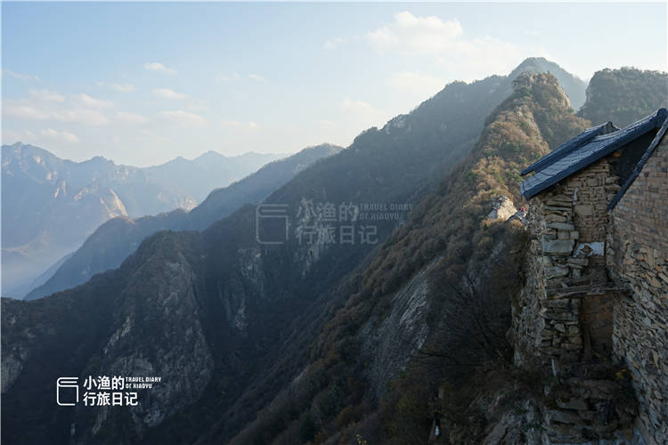 西安秦岭悬崖古寺，海拔1870米绝壁悬空，僧人收集雨水饮用