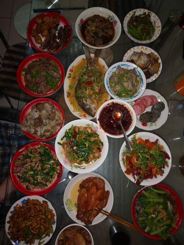 无论吃什么,让我们一起团团圆圆过新年_年夜饭