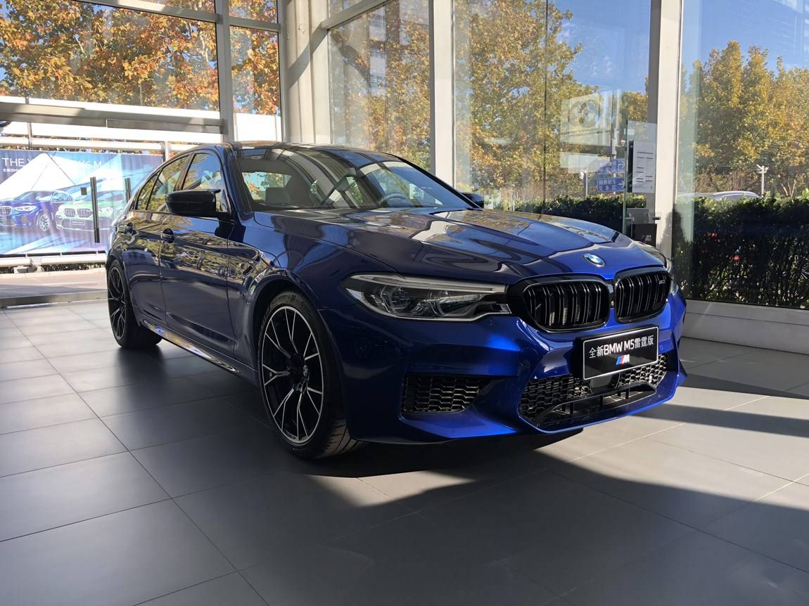 宝马m5 雷霆版 滨海湾蓝银石内 最新款