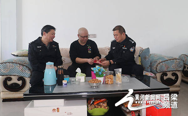 兴县吕东彦张谈生一行看望慰问负伤致病民警