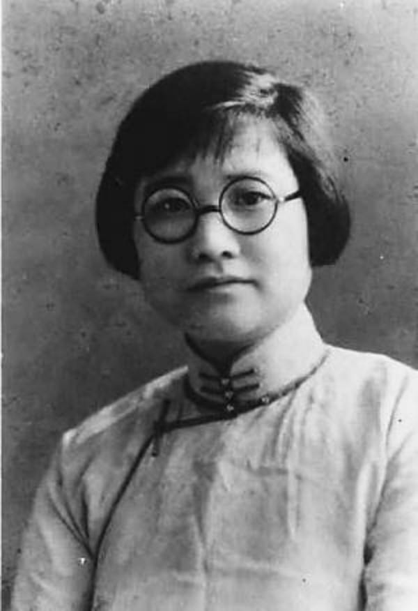 她曾是鲁迅的粉丝,却又花半辈子骂鲁迅,晚年凄凉离世