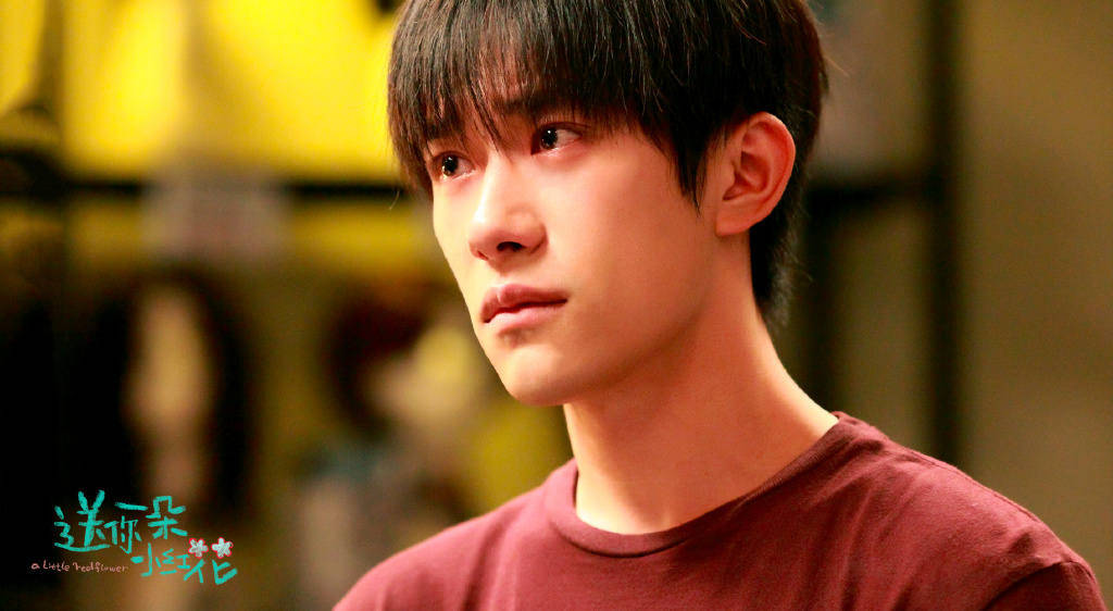 易烊千玺回应春晚戴假发！