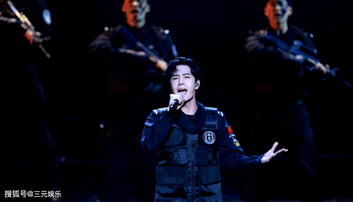 原创王一博商演旧照火了,穿特警制服登台英姿飒爽,手部细节暖心了