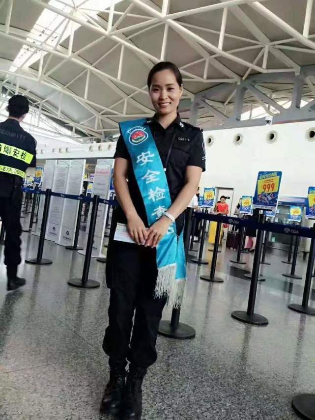 重庆80后安检员朱文秀，被誉为重庆机场一枝康乃馨