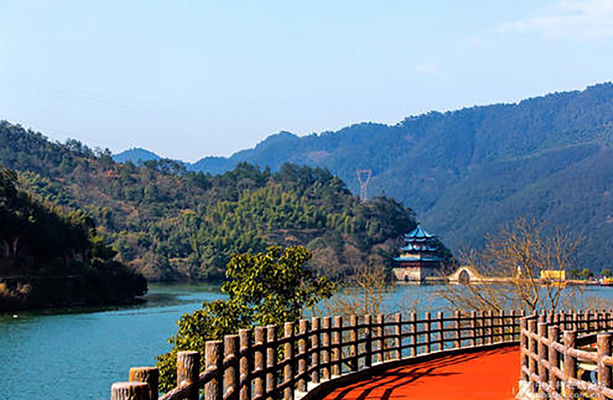 元代黄公望的富春山居图画的就是这里的风景