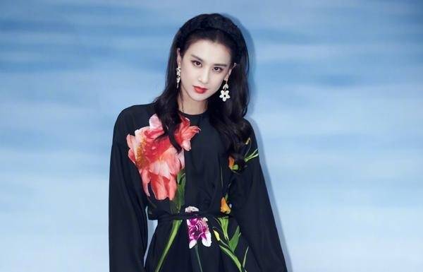 原创黄圣依夫妇现身拍卖会，全场拍下超千万元藏品，买下280万藏品！