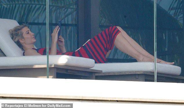 伊万卡慵懒度假装配草帽融入佛州新生活泳衣内穿随时准备下水