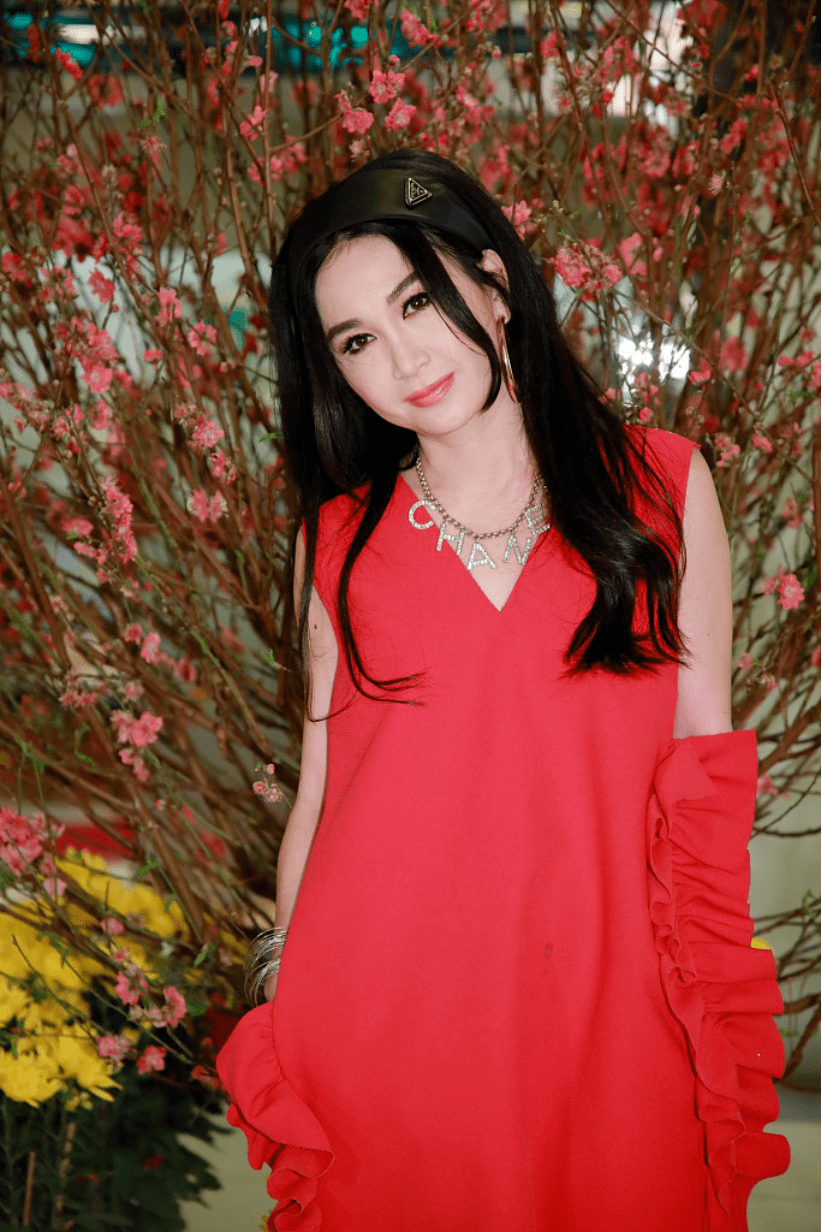 55岁温碧霞终不敌岁月显老态,脸型大变认不出,通稿硬吹少女感