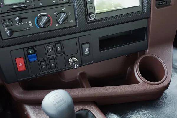 广汽日野700智臻重卡内饰比肩高级轿车,黑色与褐色的组合带来更加沉稳