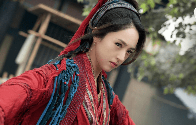 现在的董璇才算是真正地活明白了,为自己争取更多,慢慢地出演一些作品