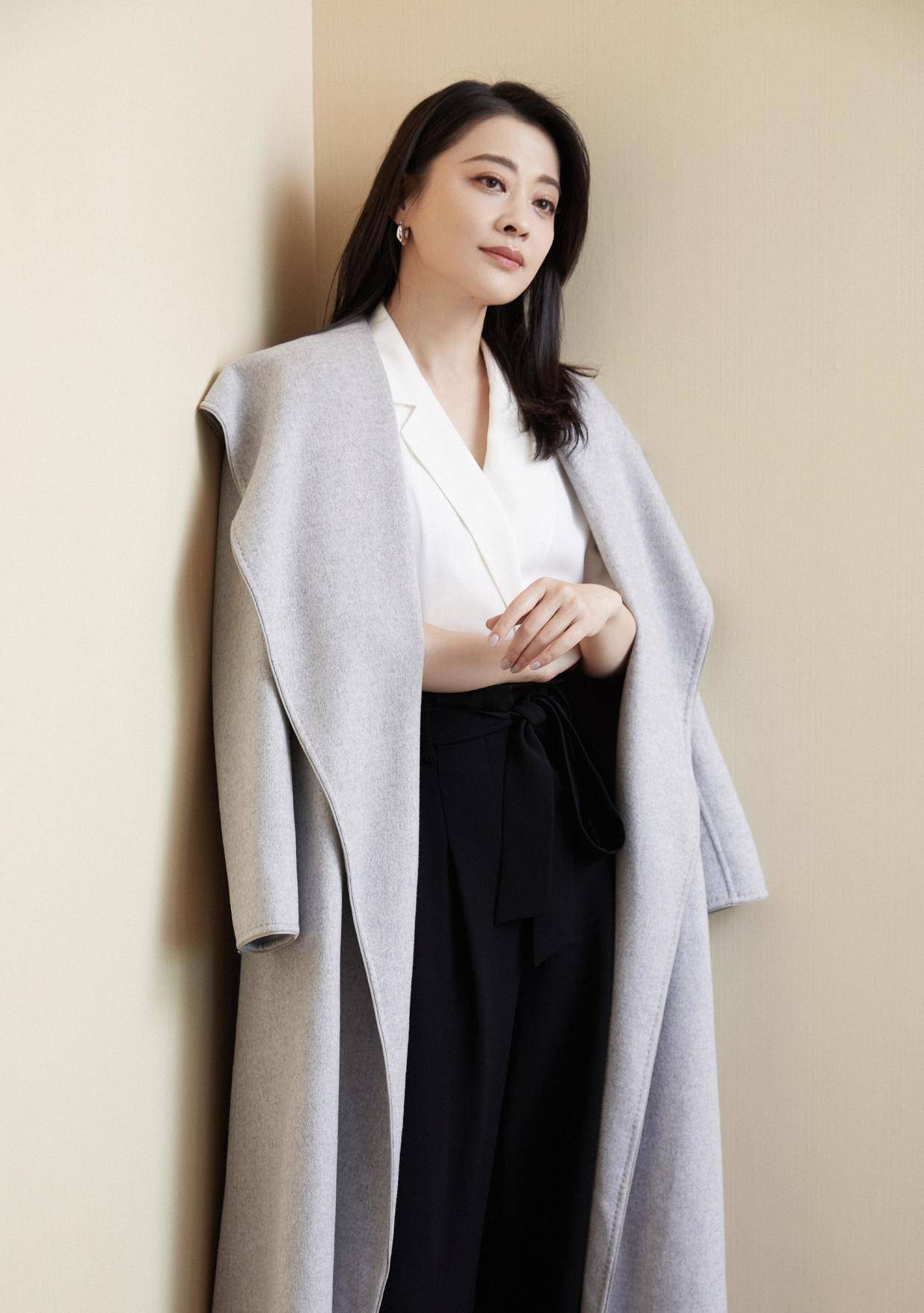 原创梅婷气质这一款把握得很棒,穿白色连衣裙拍时尚大片,女神范十足