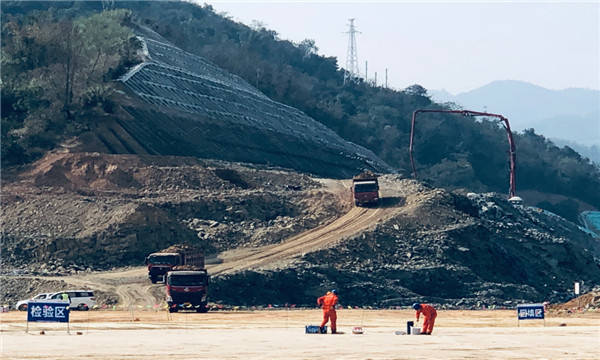 日夜奋战在田西高速路上的万名民工