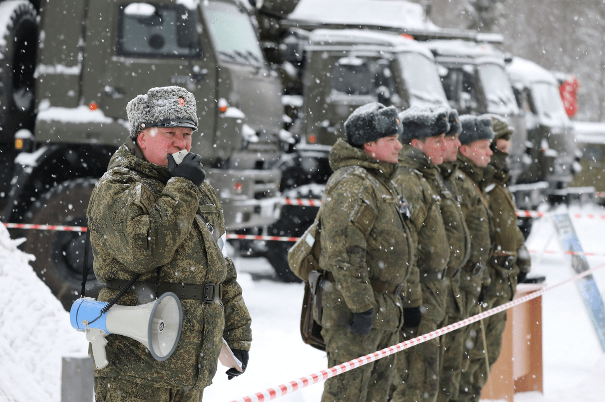 原創在列寧格勒俄軍士兵冒雪進行s400防空系統訓練