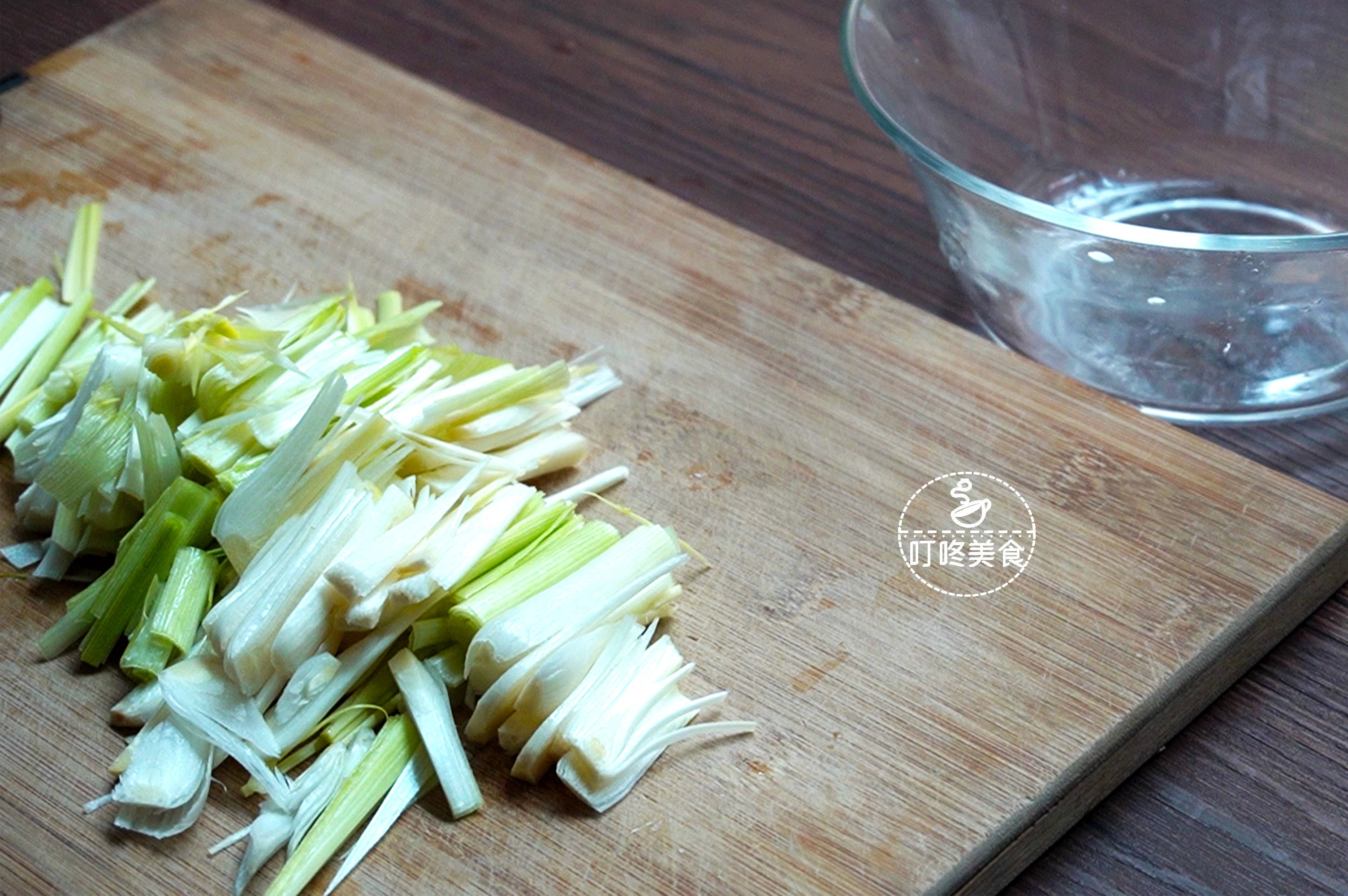 首先把蒜苗洗净,切去根须.取蒜白部分切成细丝状,蒜叶可留着炒菜.