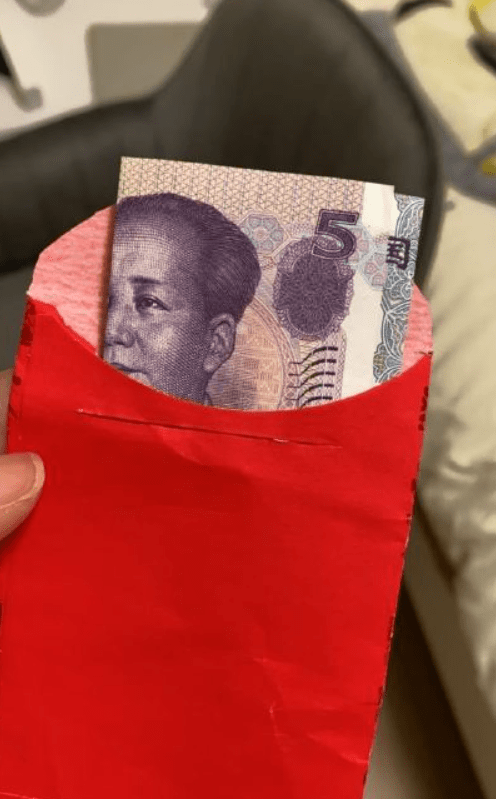 压岁钱都论捆了!外婆用筐装80万给家人发红包